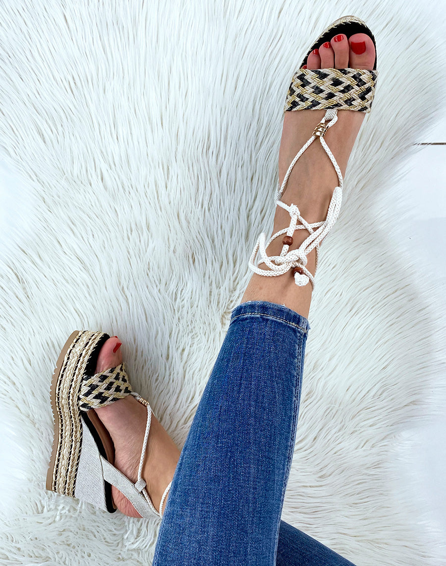 Compensées noires et beiges à détails dorés à lacet