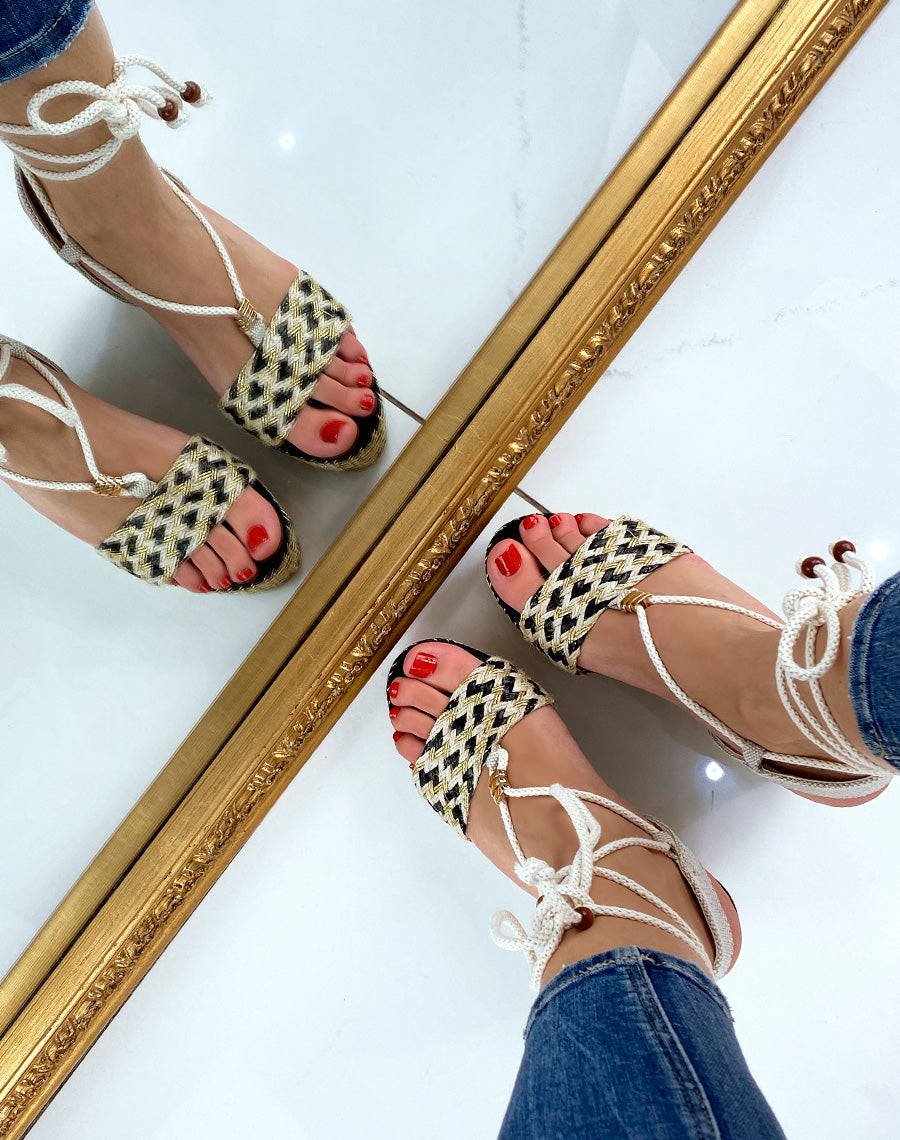 Compensées noires et beiges à détails dorés à lacet