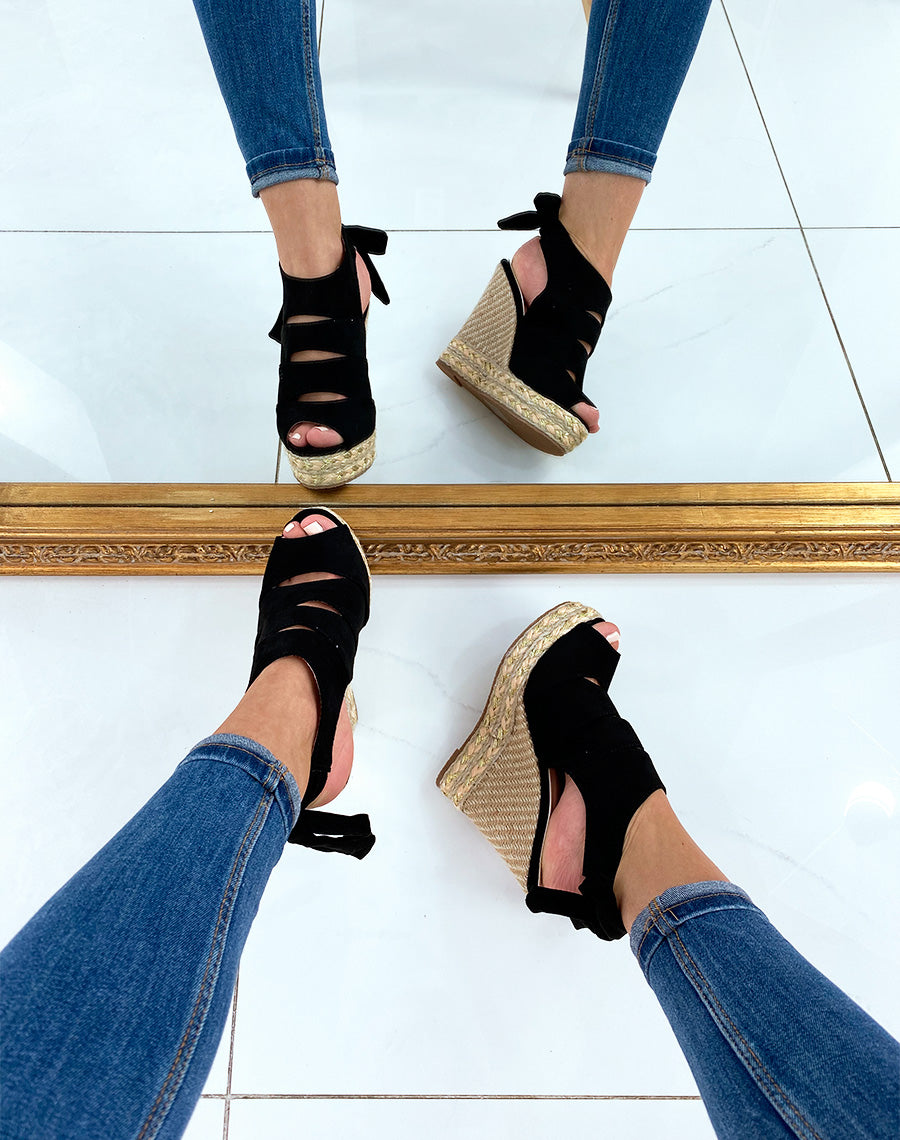 Compensées noires fermées avec bride à nouer