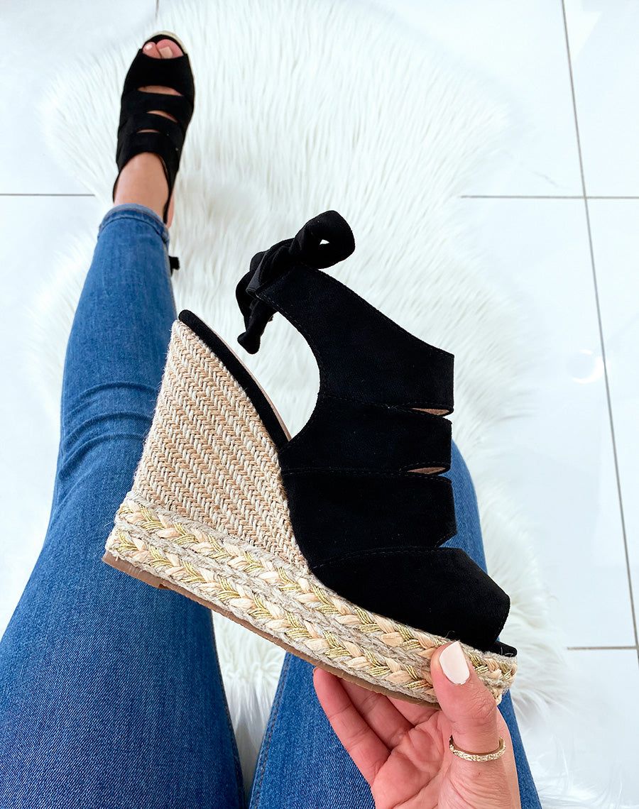 Compensées noires fermées avec bride à nouer