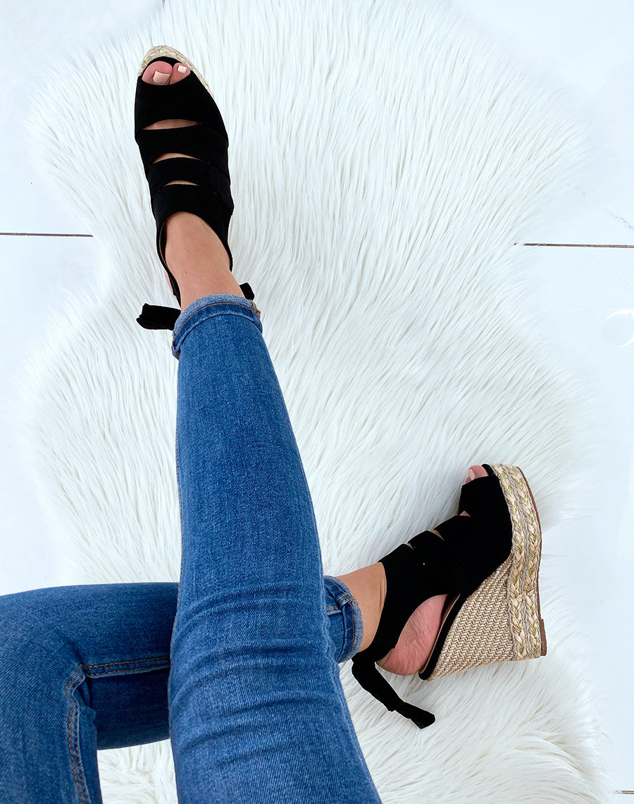 Compensées noires fermées avec bride à nouer