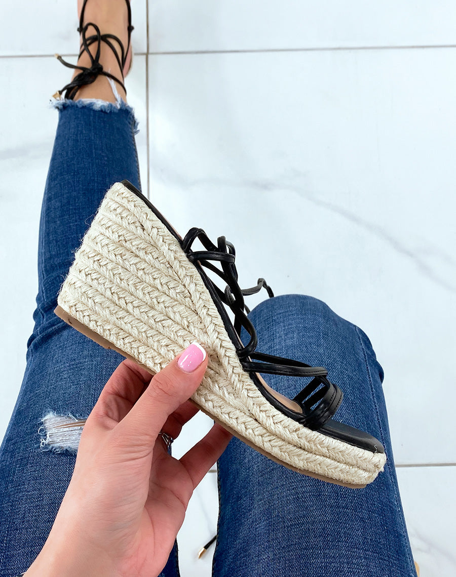 Compensées noires à fine lanières et lacets entrecroisés