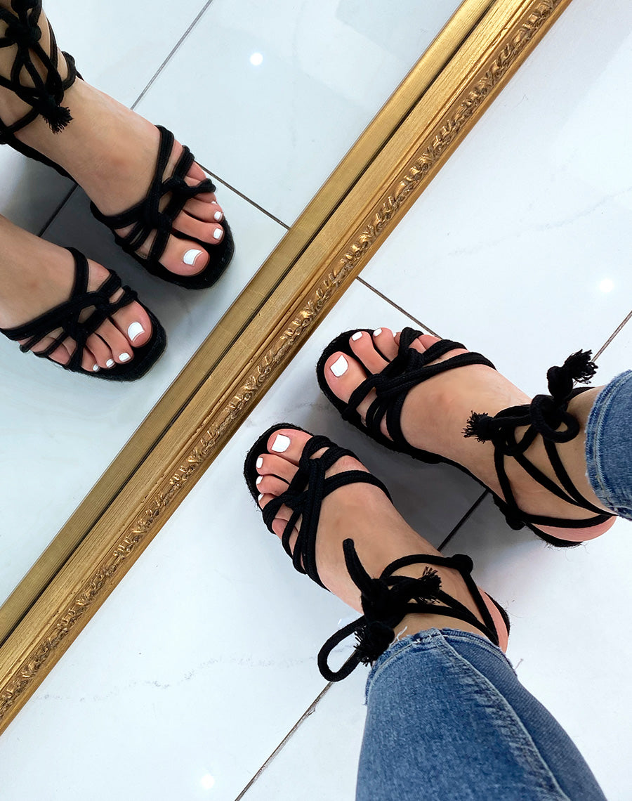 Compensées noires à longues lanières et semelle en jute