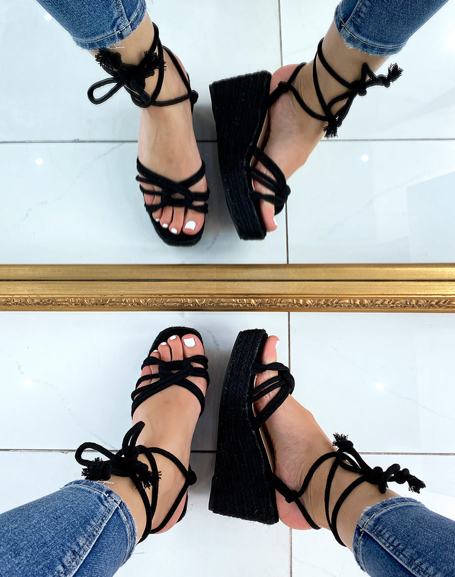 Compensées noires à longues lanières et semelle en jute