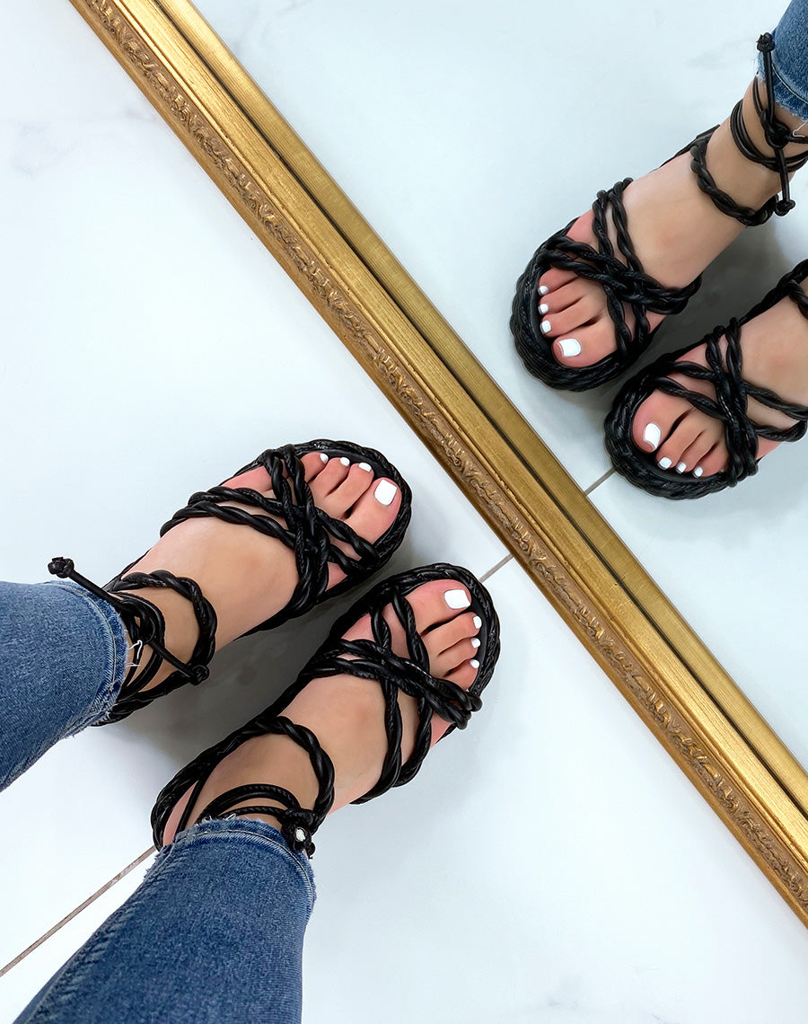 Compensées noires à longues lanières et semelle tressée