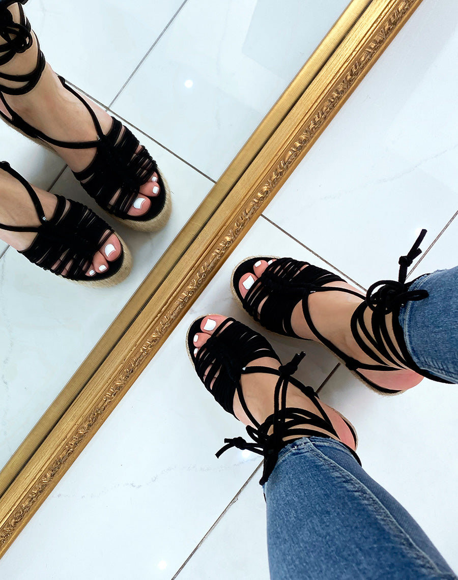 Compensées noires à multiples brides et longues lanières