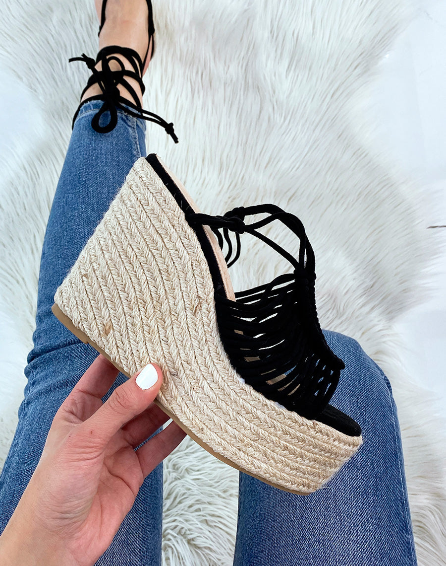 Compensées noires à multiples brides et longues lanières