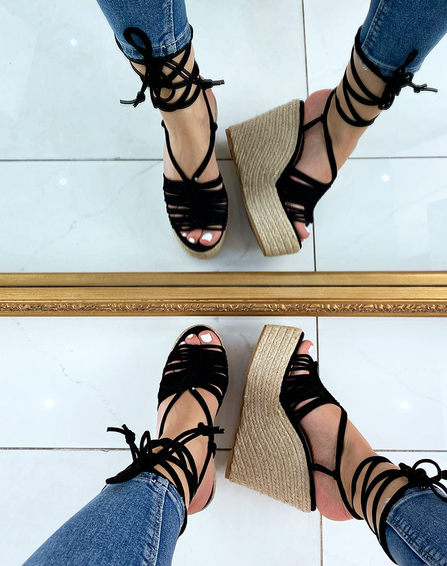 Compensées noires à multiples brides et longues lanières