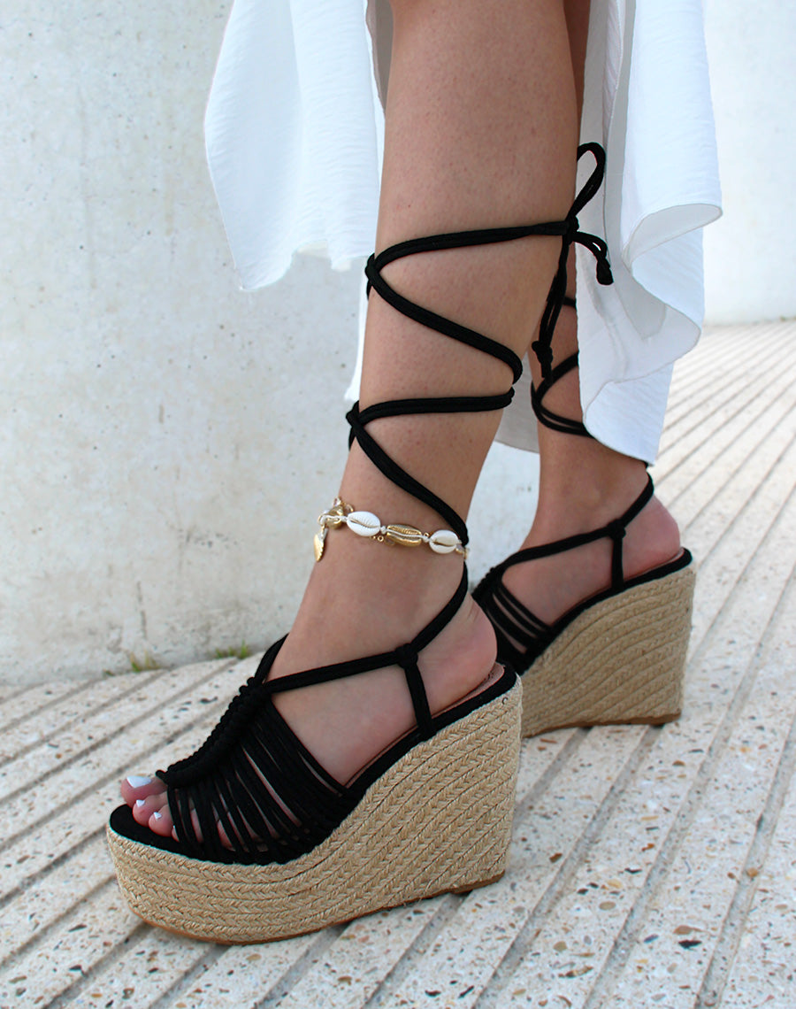 Compensées noires à multiples brides et longues lanières