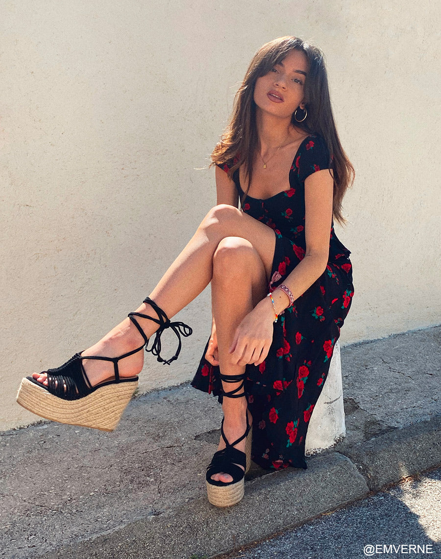 Compensées noires à multiples brides et longues lanières