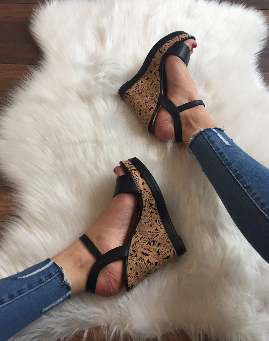 Compensées noires ornées de fleurs