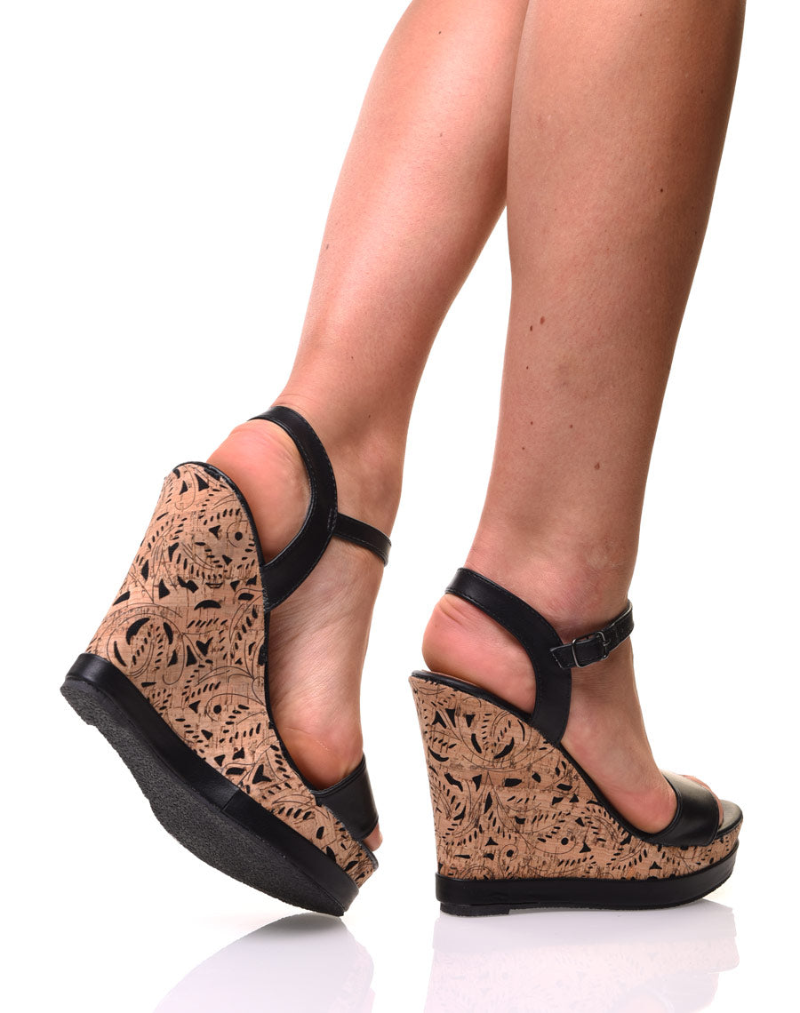 Compensées noires ornées de fleurs