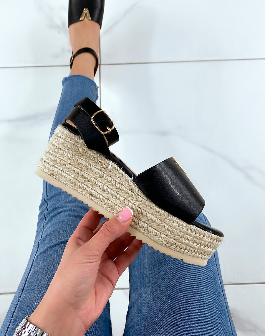 Compensées noires plates à détail V doré