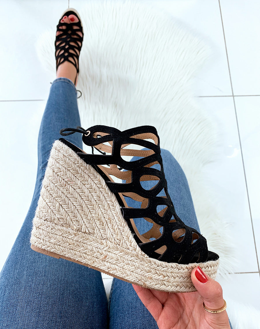 Compensées noires suédines ouvertes à lacets derrière cheville