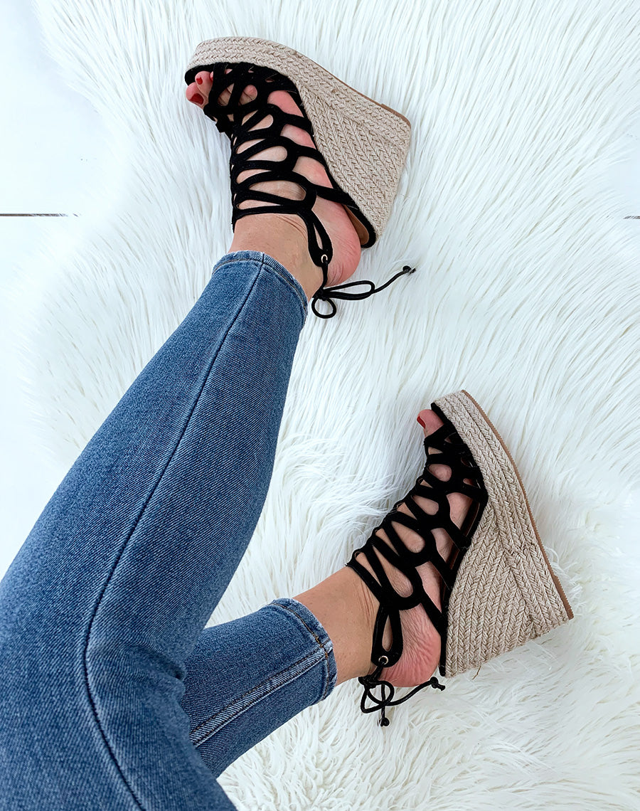 Compensées noires suédines ouvertes à lacets derrière cheville