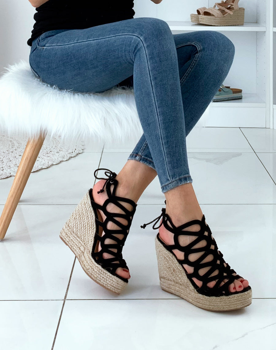 Compensées noires suédines ouvertes à lacets derrière cheville