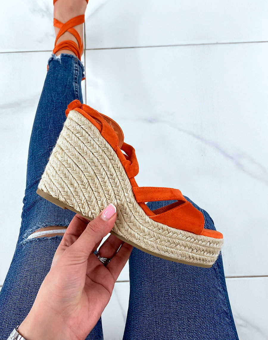 Compensées orange à long lacet