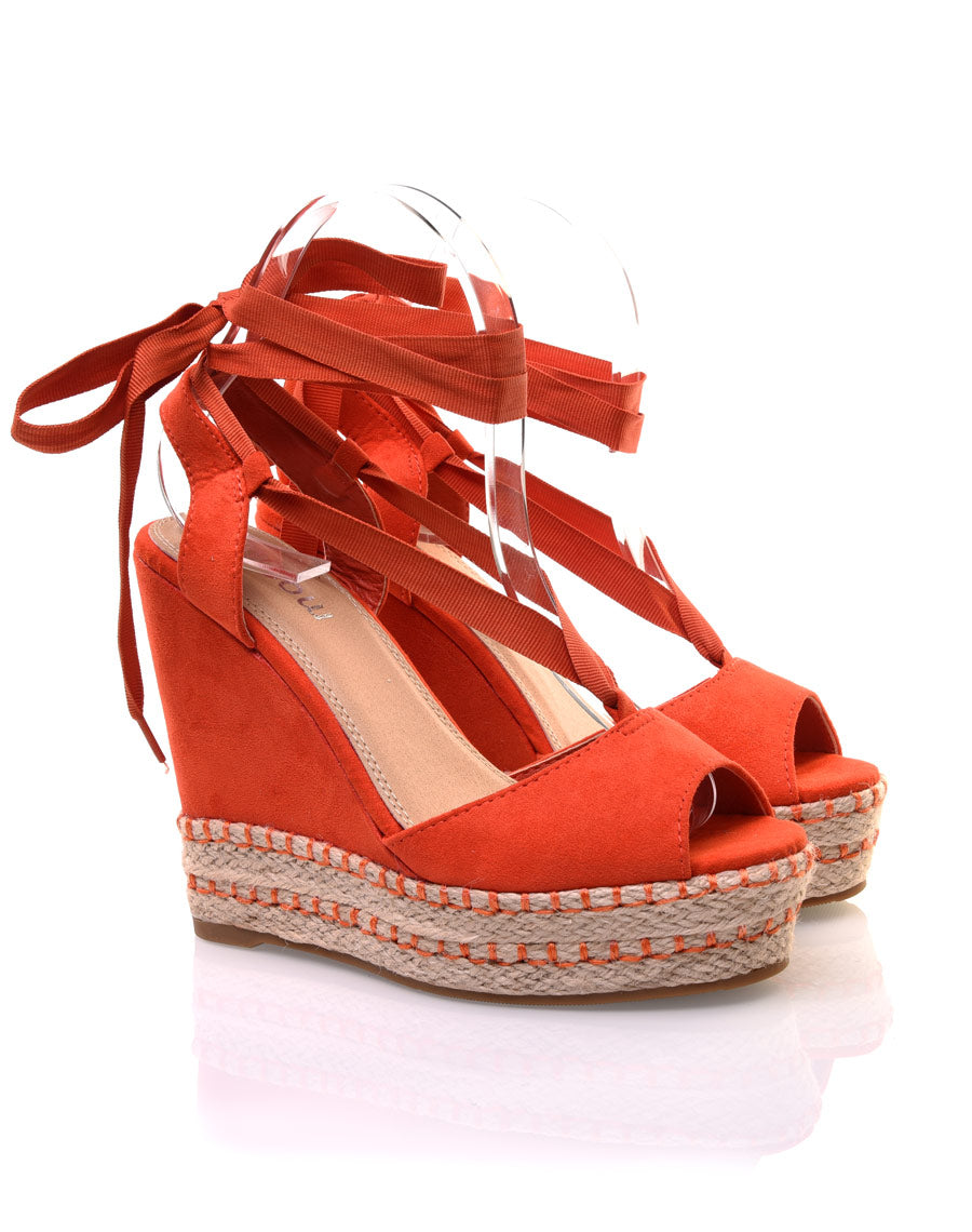 Compensées oranges lacées en suédine