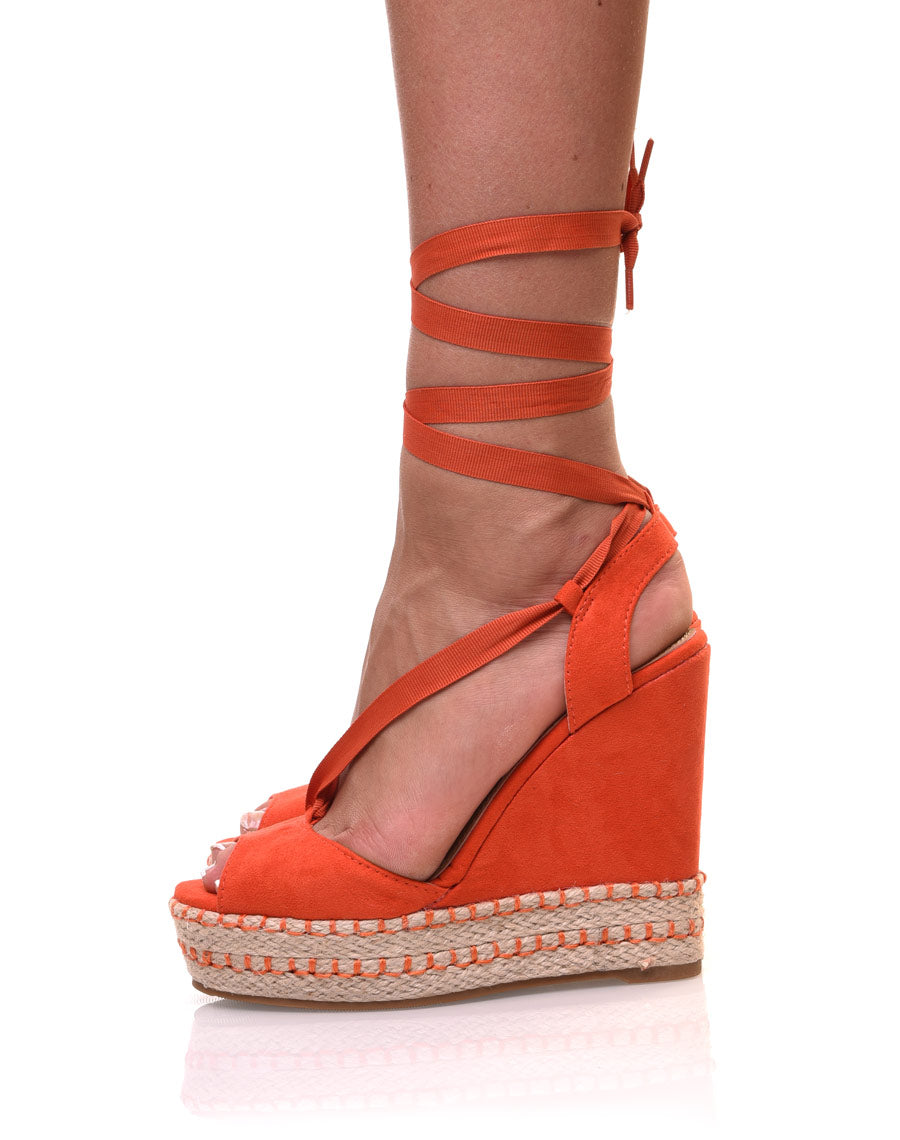 Compensées oranges lacées en suédine