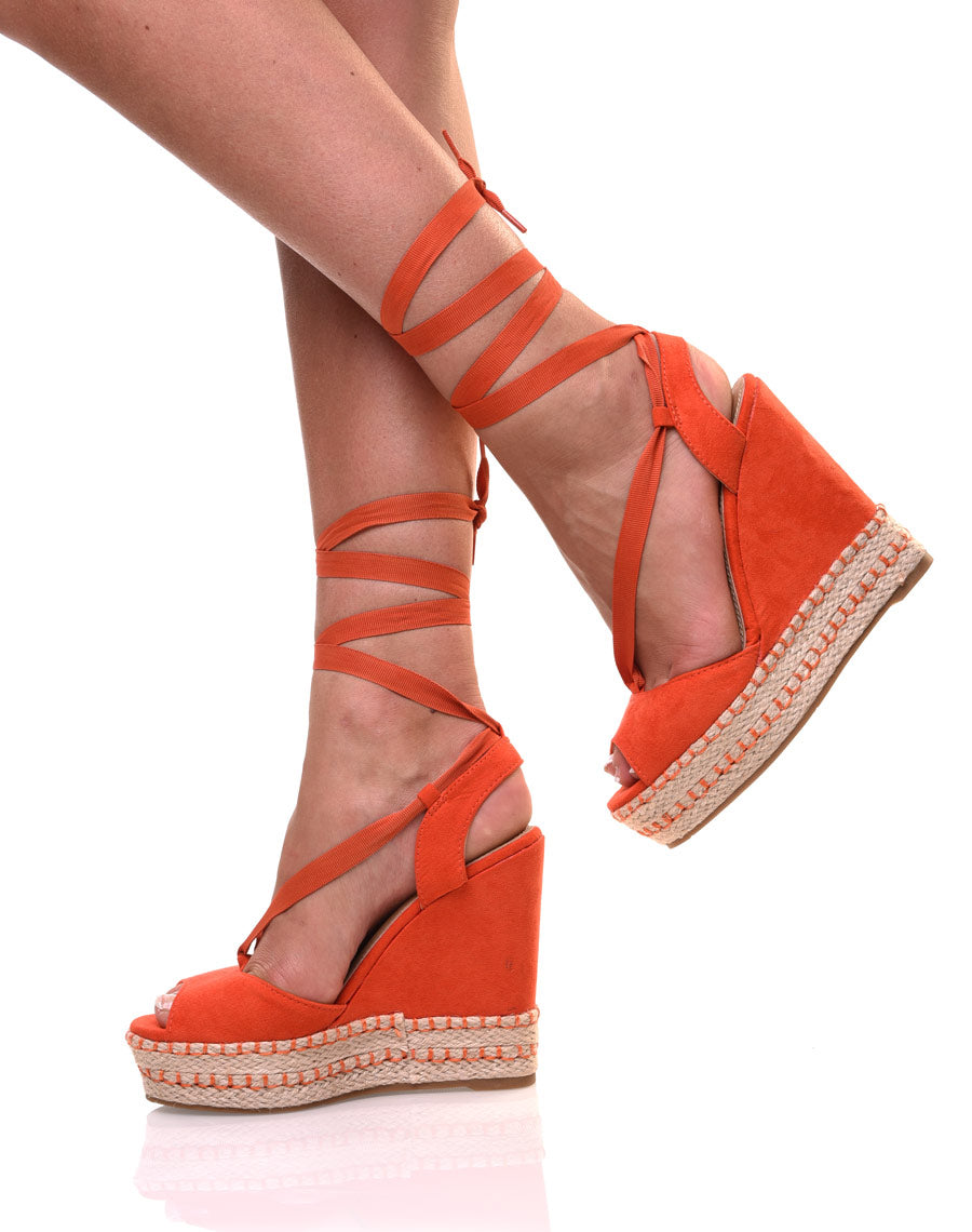 Compensées oranges lacées en suédine