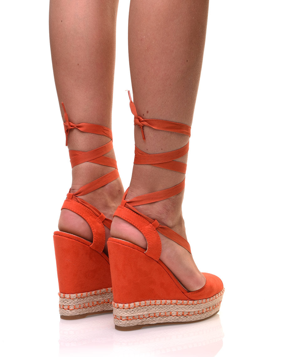 Compensées oranges lacées en suédine