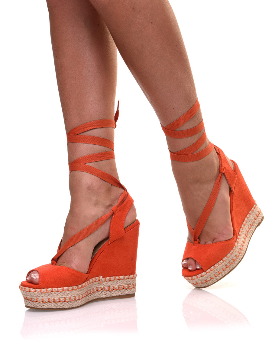 Compensées oranges lacées en suédine