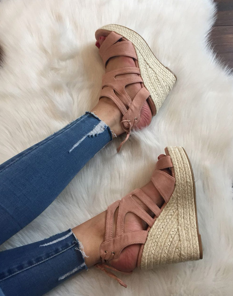 Compensées ouvertes en suédines rose