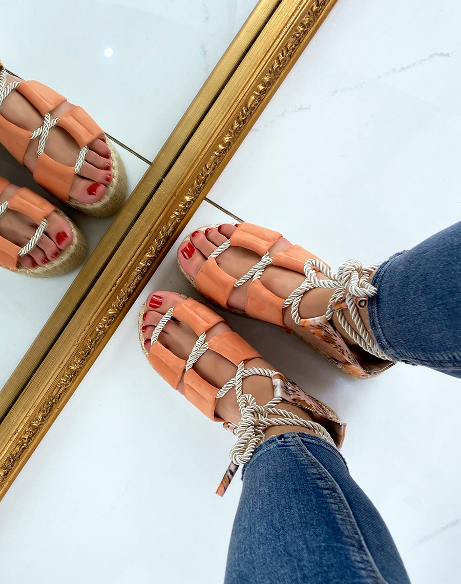 Compensées pêches à motifs fleuris à lacet et semelle en toile de jute