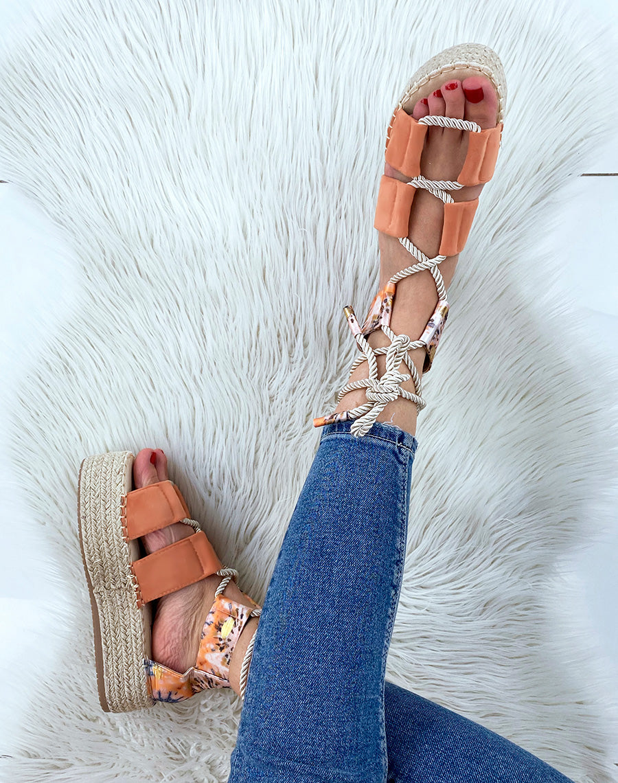 Compensées pêches à motifs fleuris à lacet et semelle en toile de jute