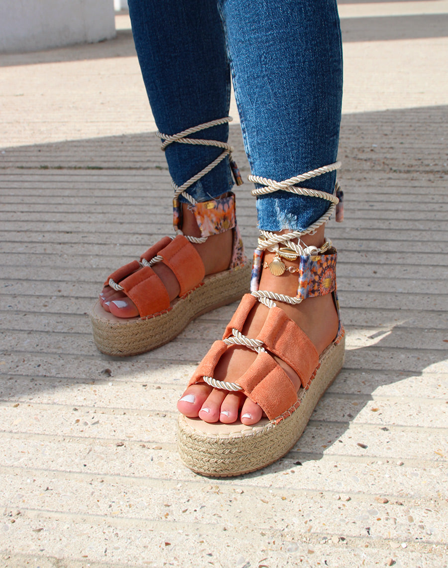 Compensées pêches à motifs fleuris à lacet et semelle en toile de jute