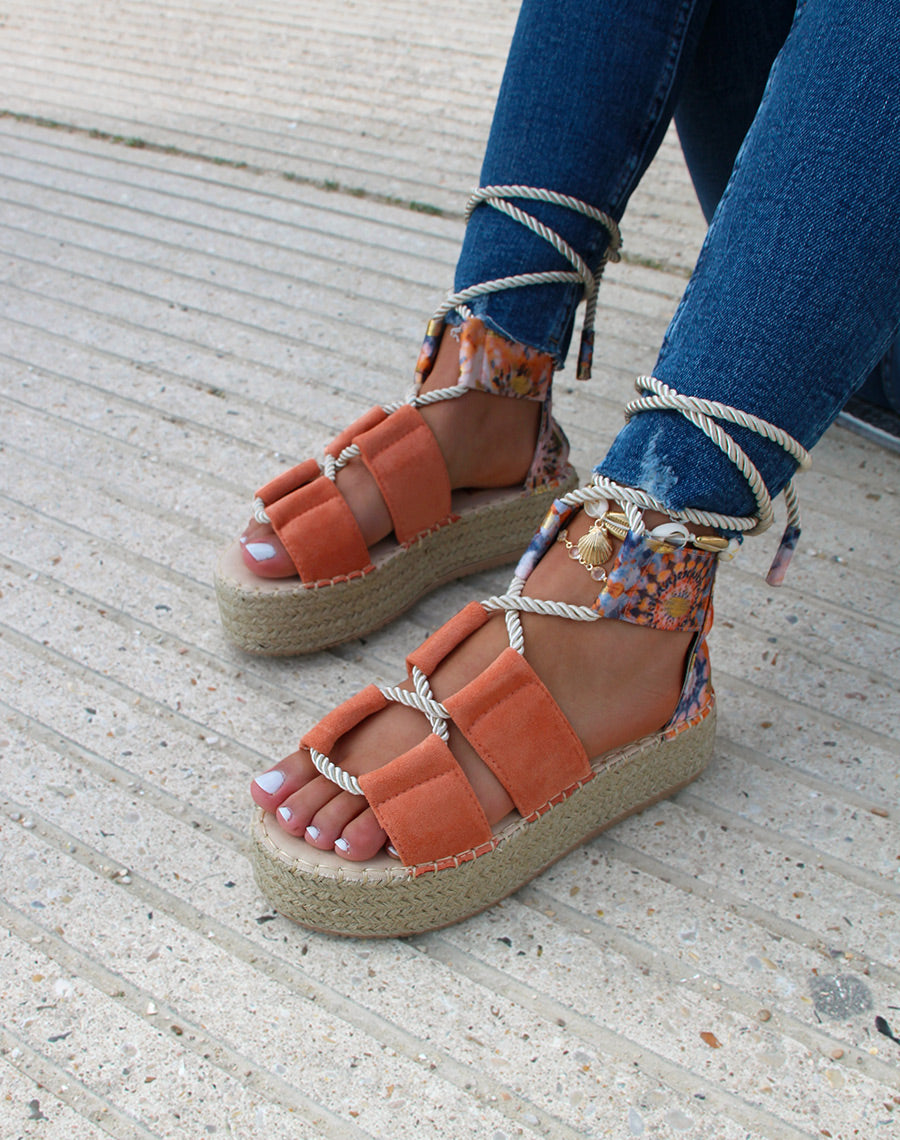 Compensées pêches à motifs fleuris à lacet et semelle en toile de jute