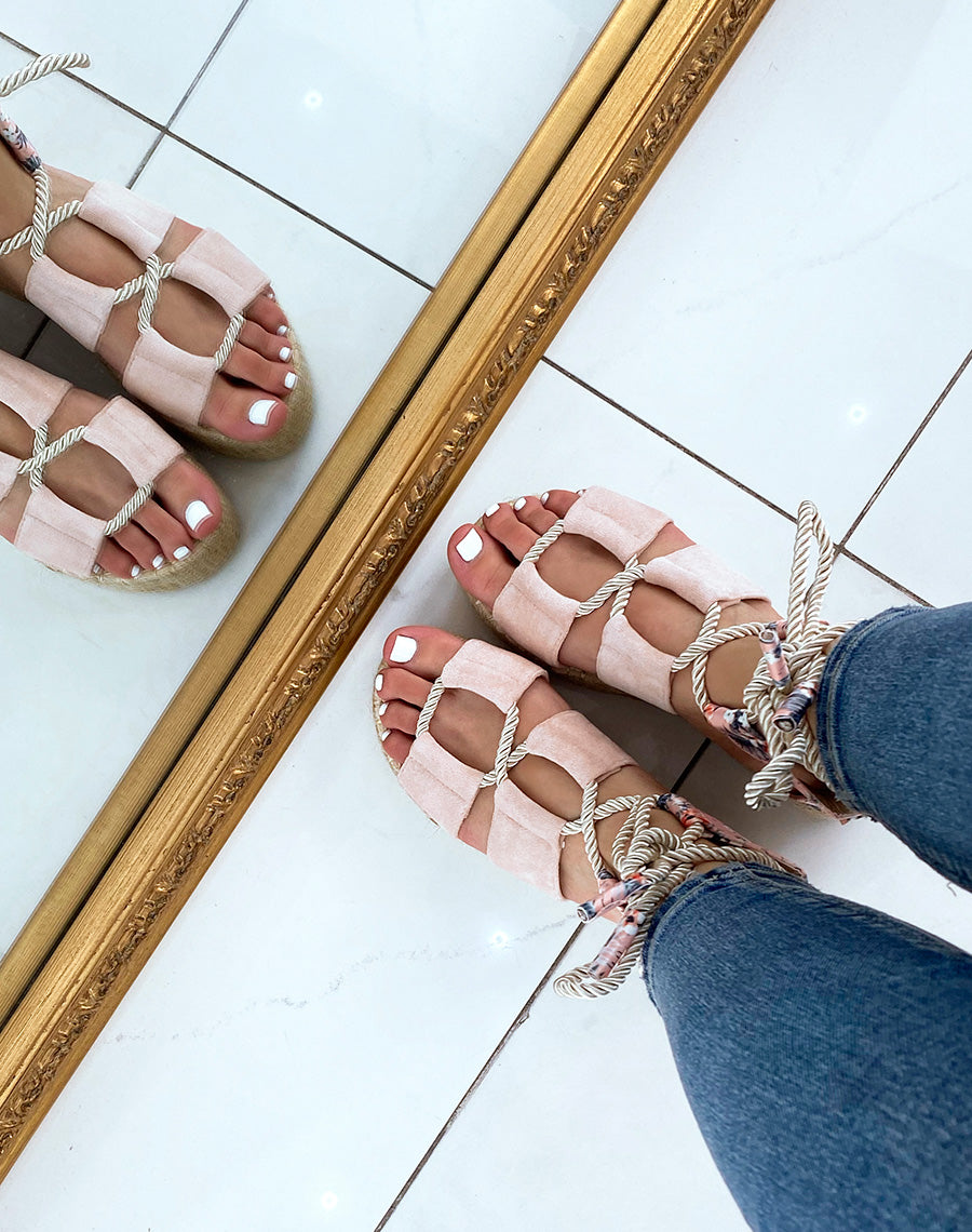 Compensées rose pale à lacet et semelle en toile de jute