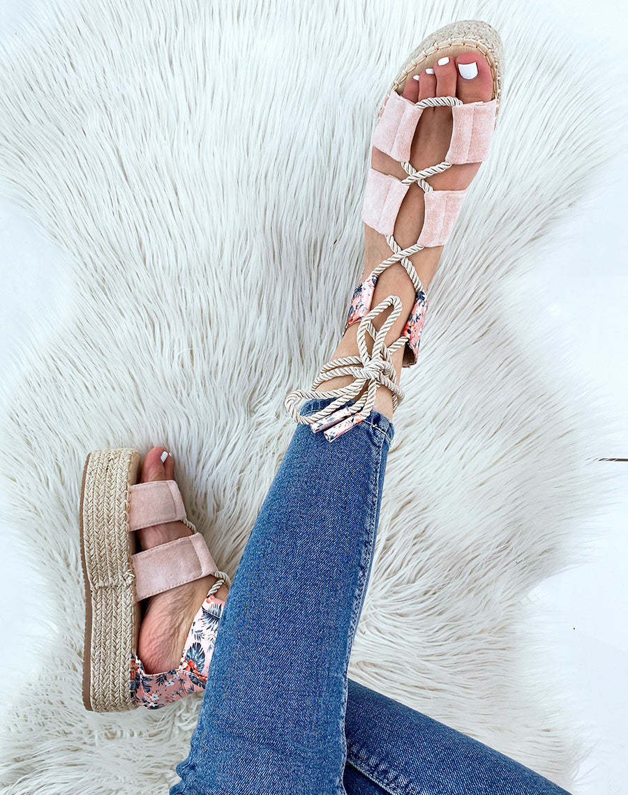 Compensées rose pale à lacet et semelle en toile de jute