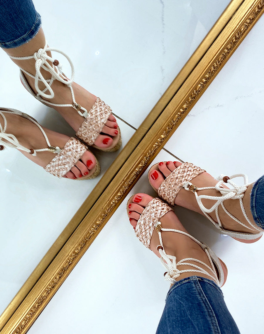 Compensées rose poudré à détails rose gold et dorés à lacet