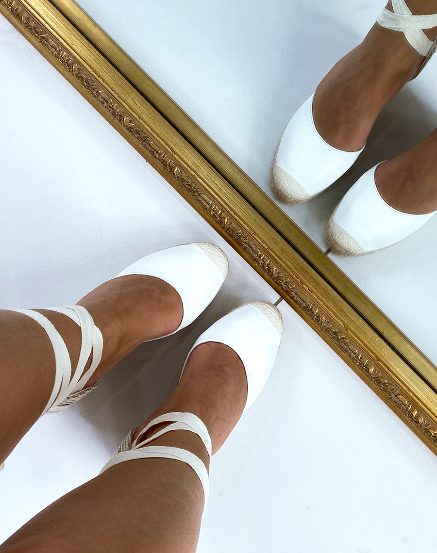 Compensées style espadrilles blanches à lacets