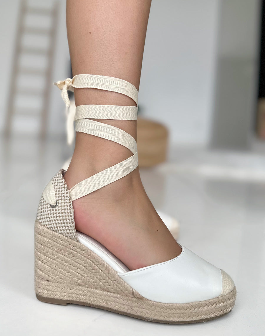 Compensées style espadrilles blanches à lacets