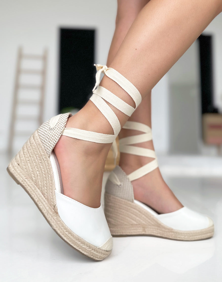Compensées style espadrilles blanches à lacets