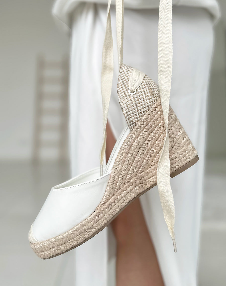 Compensées style espadrilles blanches à lacets
