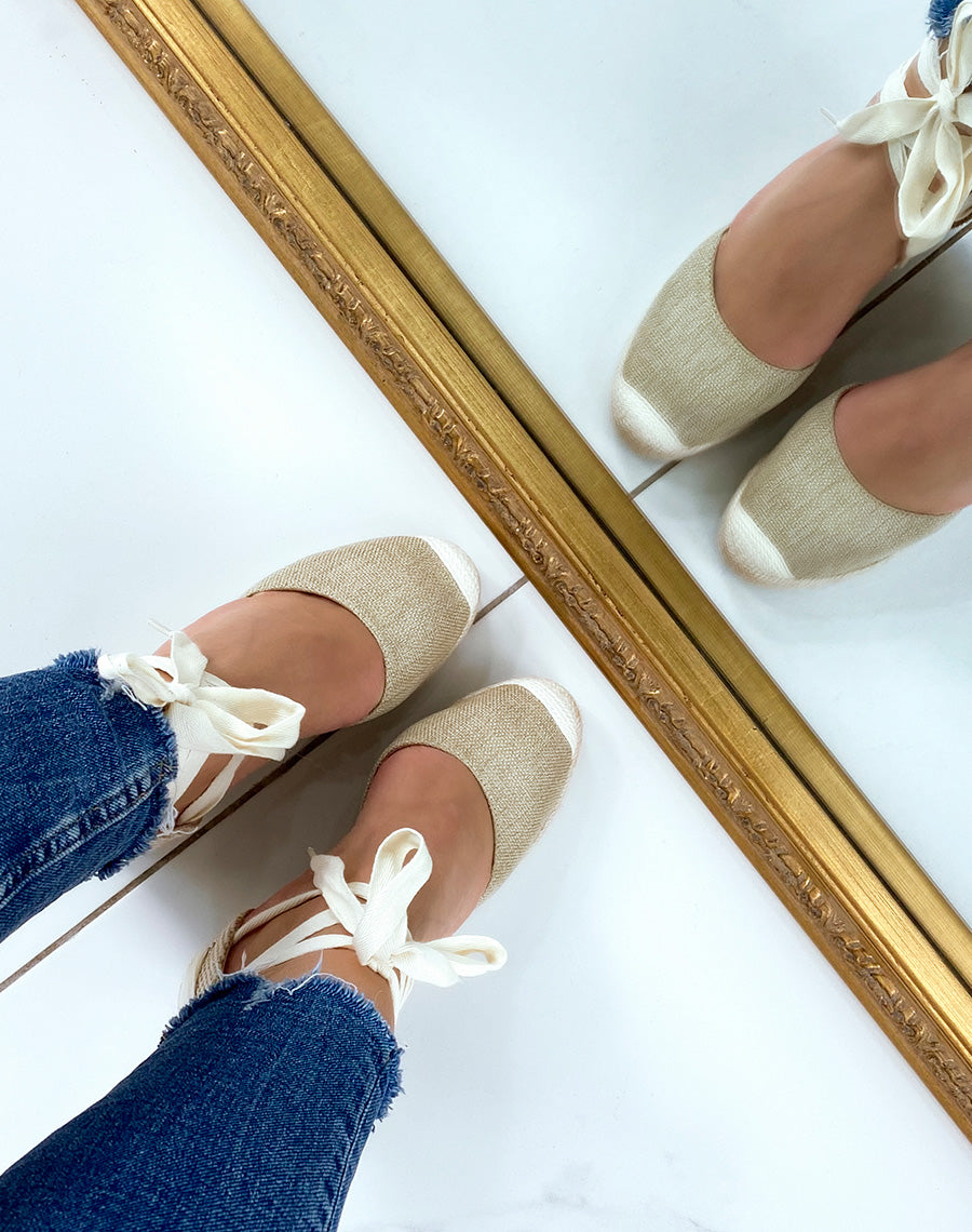 Compensées style espadrilles en toile beige foncé à lacets