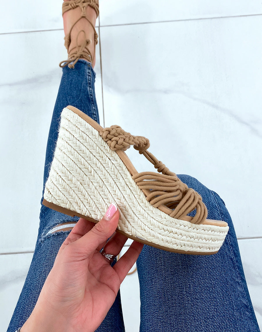 Compensées tressées beiges à lacet