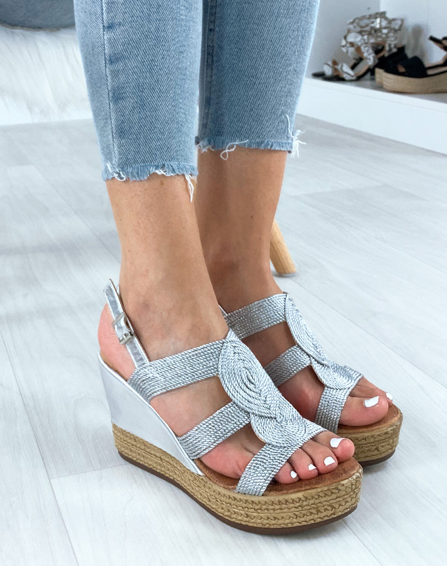 Compensés argentés à multiples brides tressées et à talons bi-matières