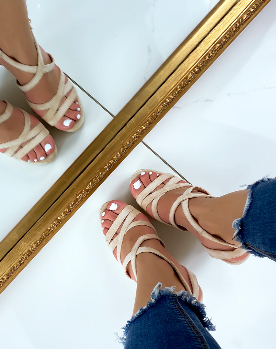 Compensés beige en suédine à brides croisées