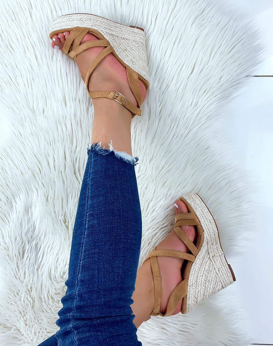 Compensés camel en suédine à brides croisées