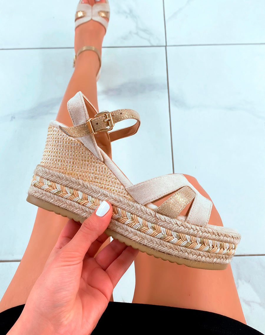 Compensés en suédine beige et détails dorés