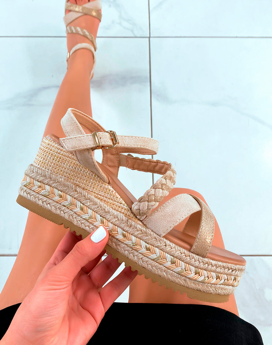 Compensés en suédine beige à lanière entrecroisées et tressés