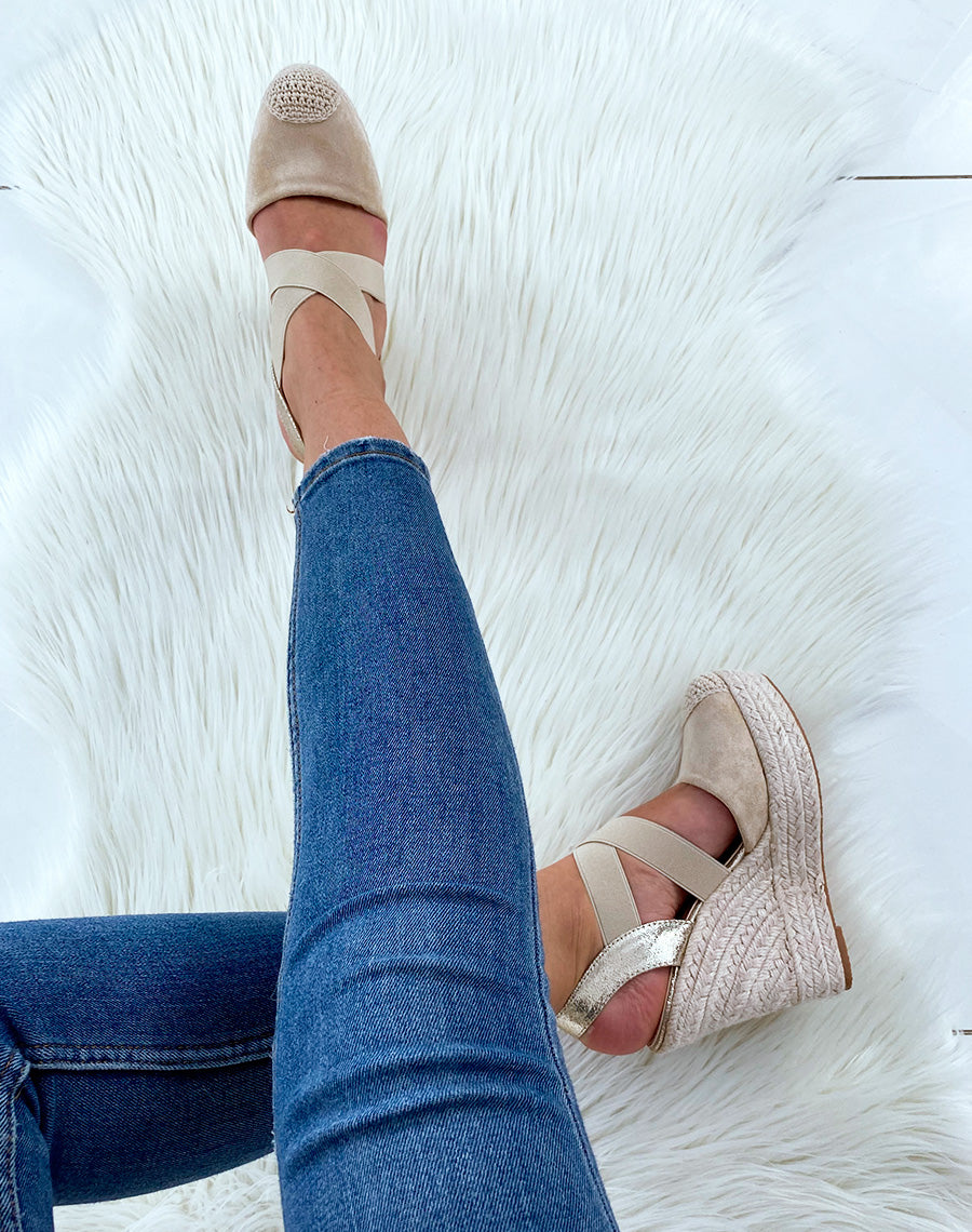 Compensés en suédine beiges à brides entrecroisées