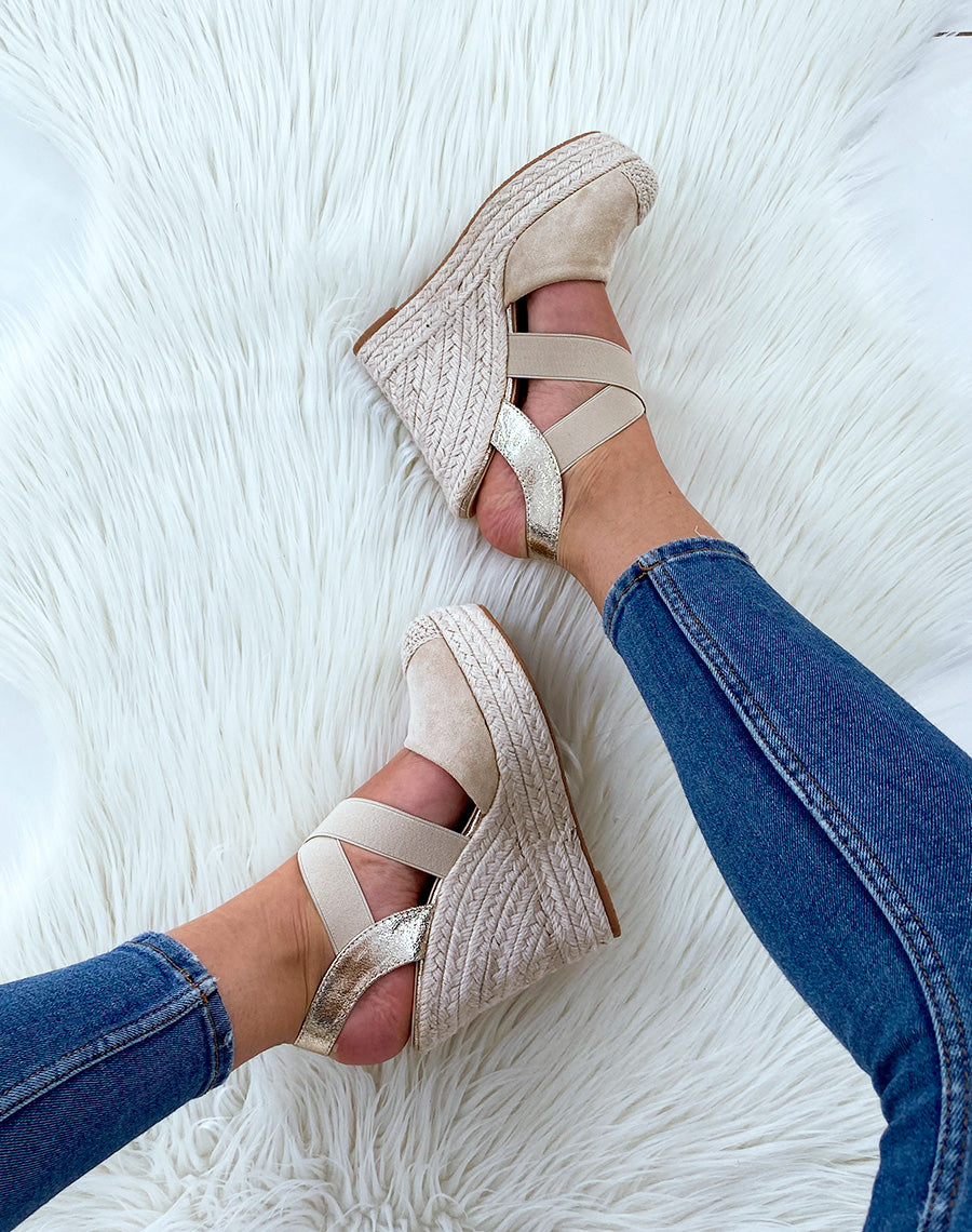 Compensés en suédine beiges à brides entrecroisées