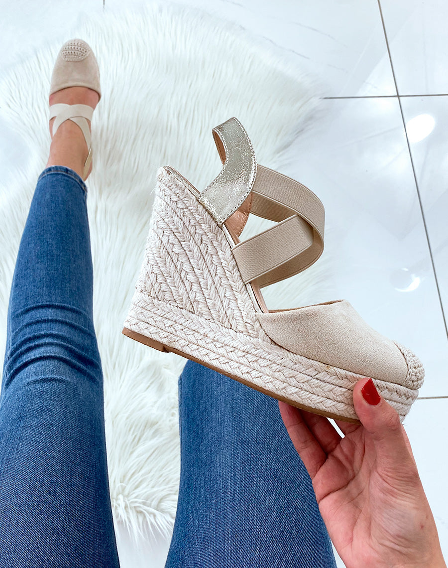 Compensés en suédine beiges à brides entrecroisées