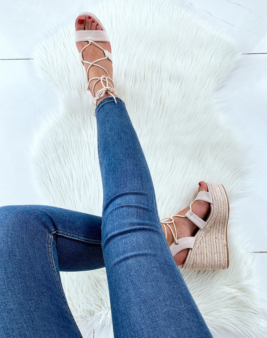 Compensés en suédine beiges à brides et lacets entrecroisés