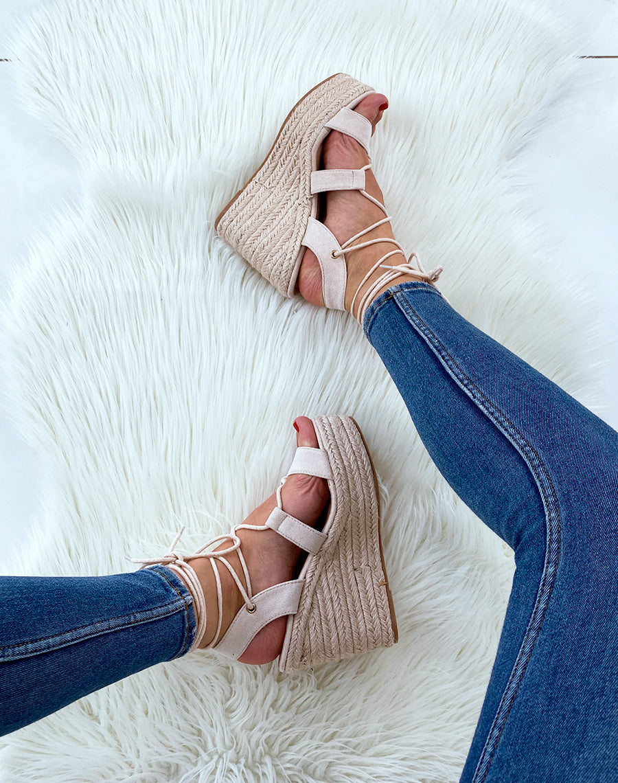 Compensés en suédine beiges à brides et lacets entrecroisés